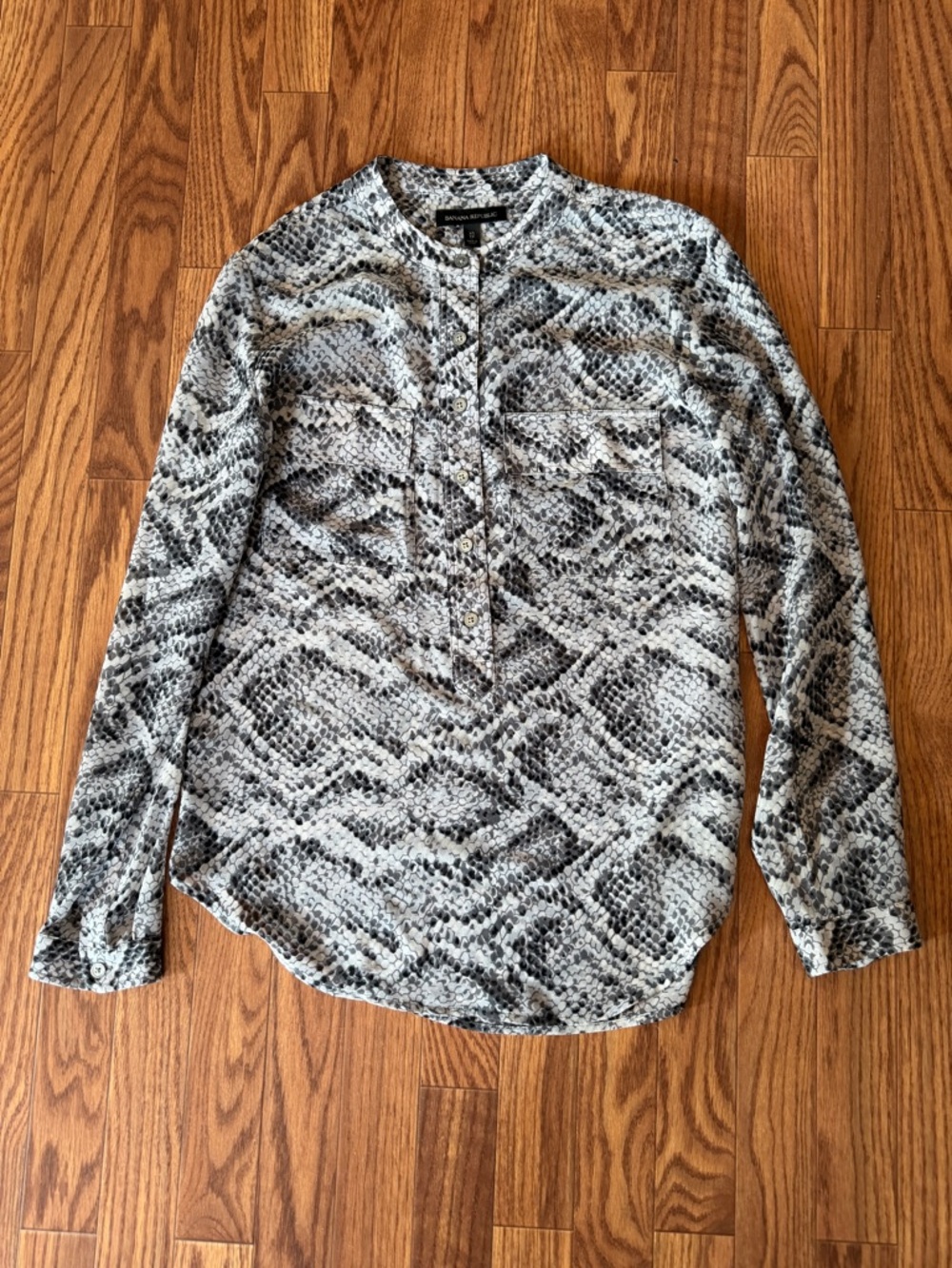 Banana Republic snake print blouse sz XS